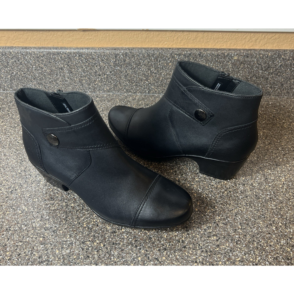 Clarks Collection Womens Sz 8W Black Leather Ankle Boots Heel Zip Comfort Casual